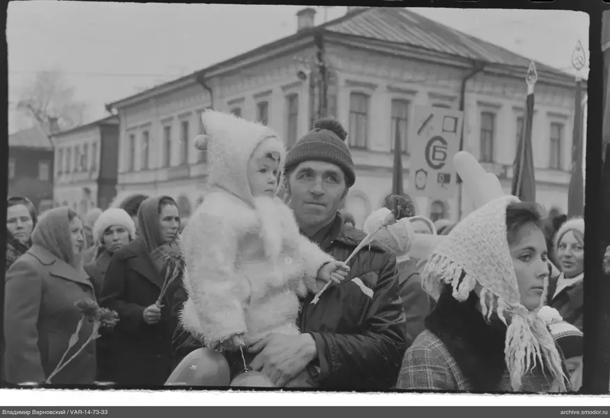 Мужчина с ребёнком на мероприятии