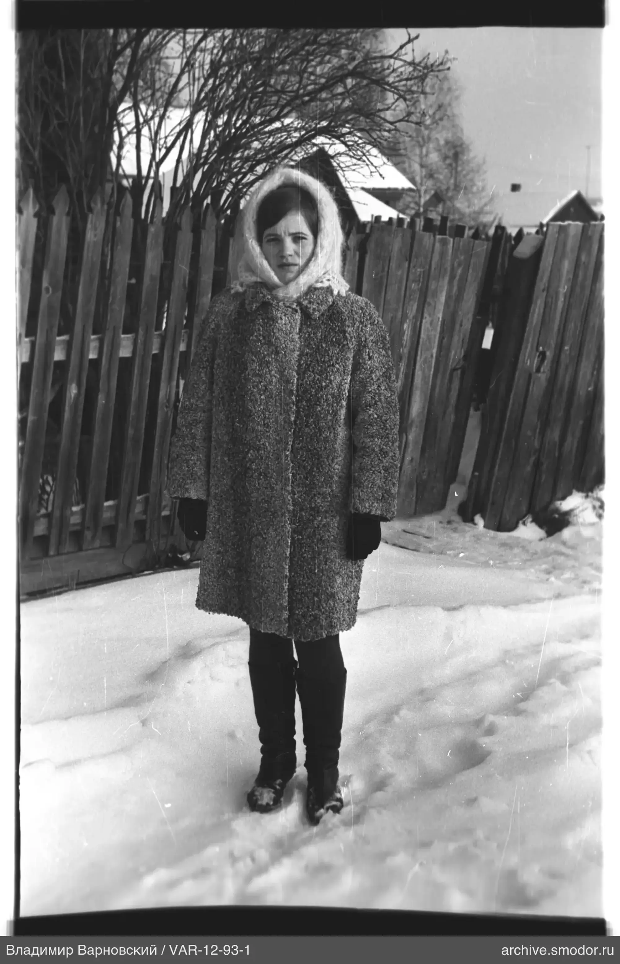 Ganzkörperporträt einer Frau im Schnee