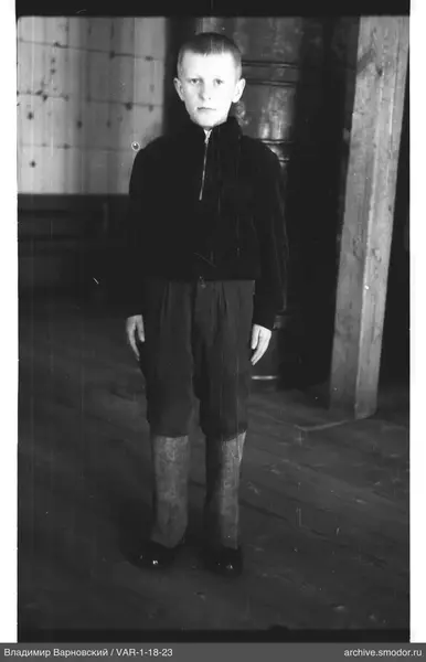 Junge in dunkler Jacke und hohen Valenki