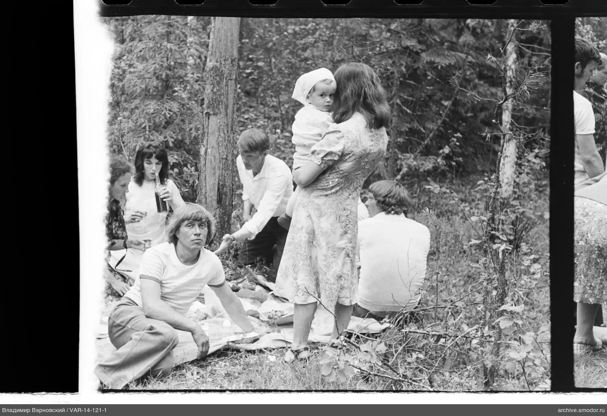 Menschen beim Picknick im Wald