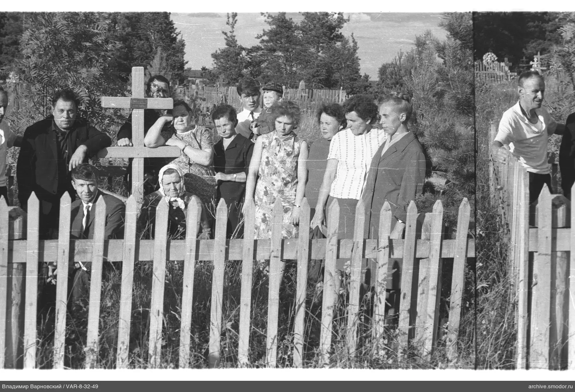 Gruppenporträt mit Kreuz und Kindern