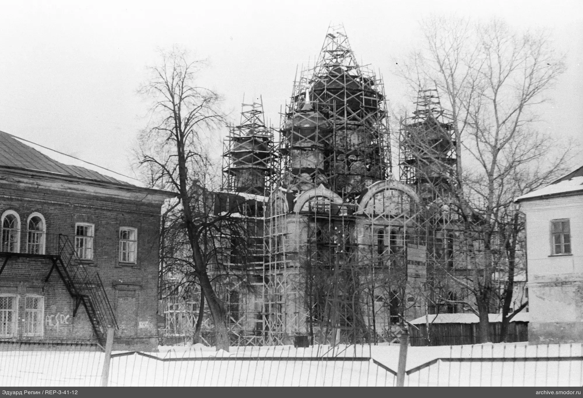 Steingebäude mit Kuppeln und Gerüsten