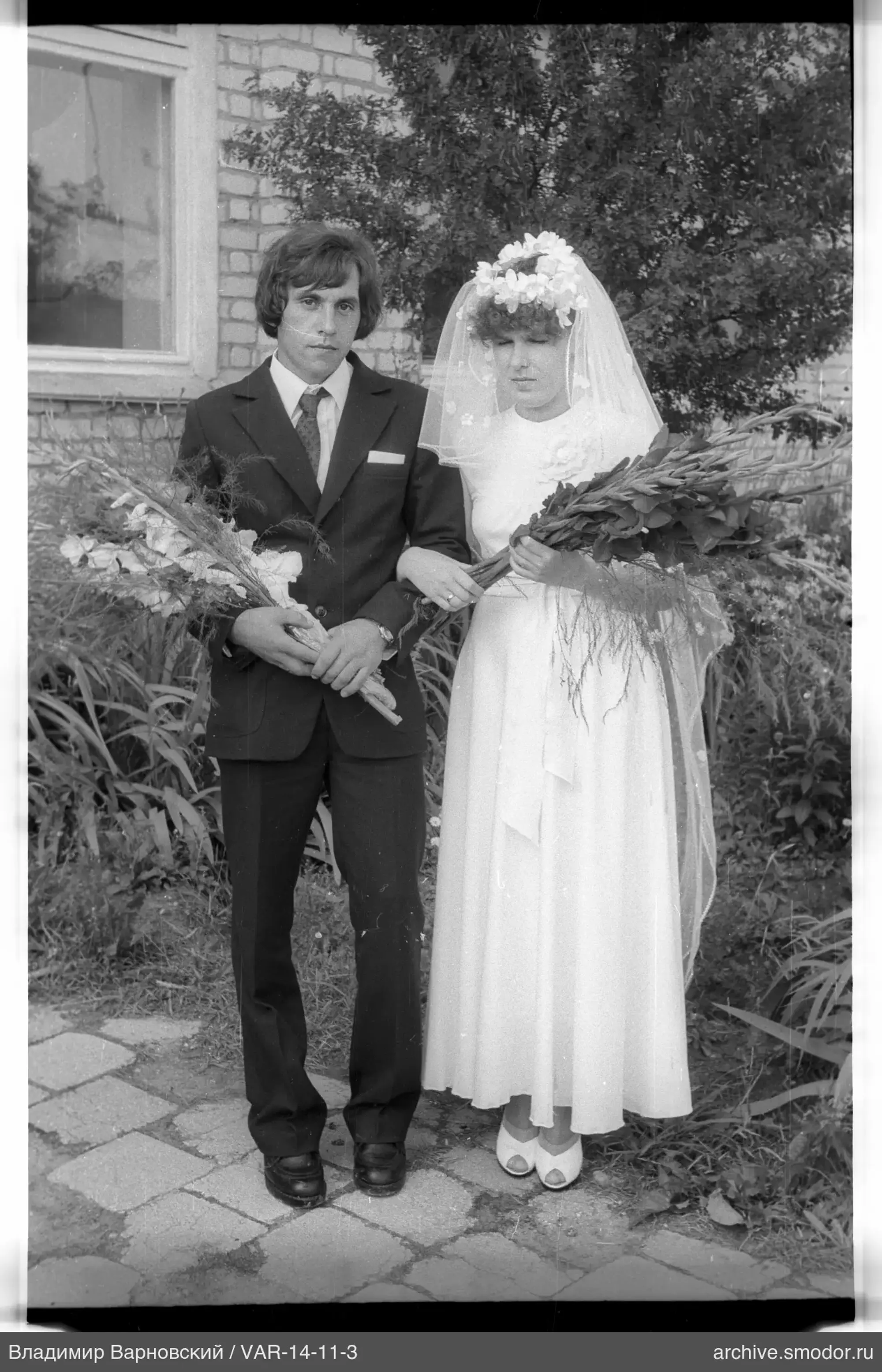 Group portrait with woman in veil and bouquets