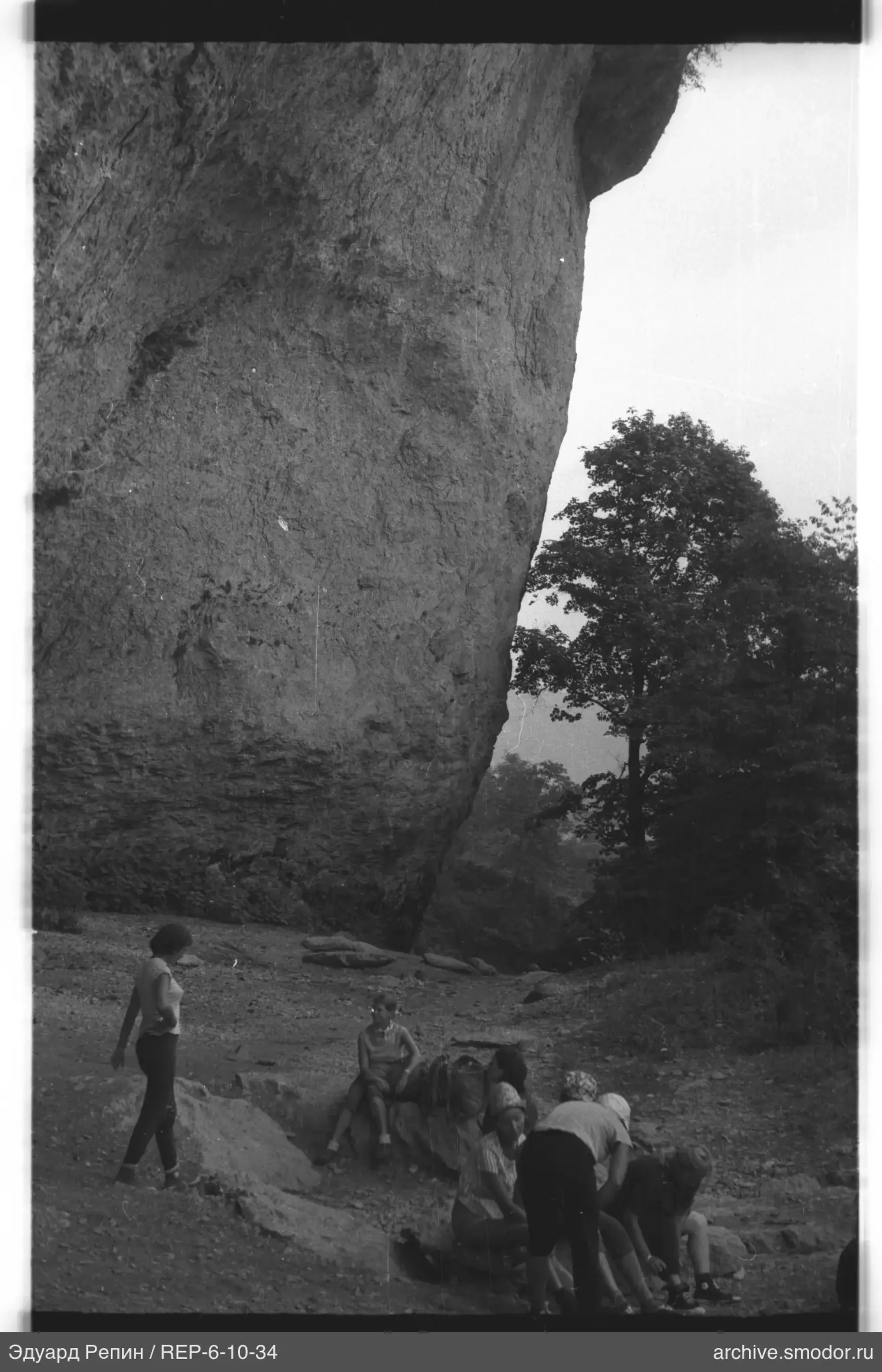 Gruppe von Frauen bei einem Felsen