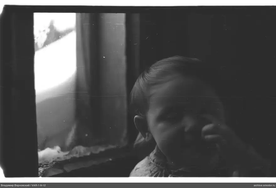 Kindporträt am Fenster