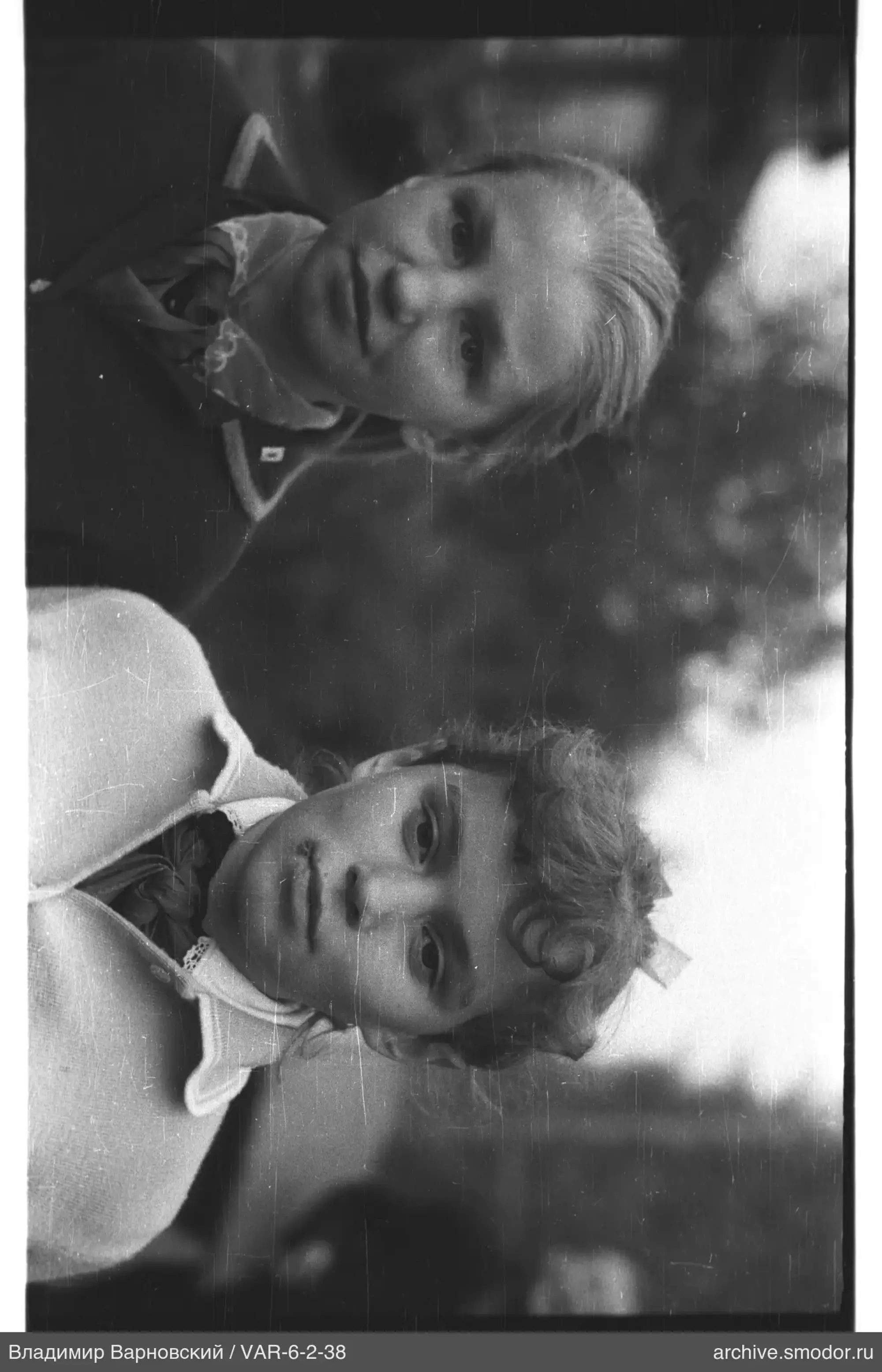 Две женщины на групповой фотографии