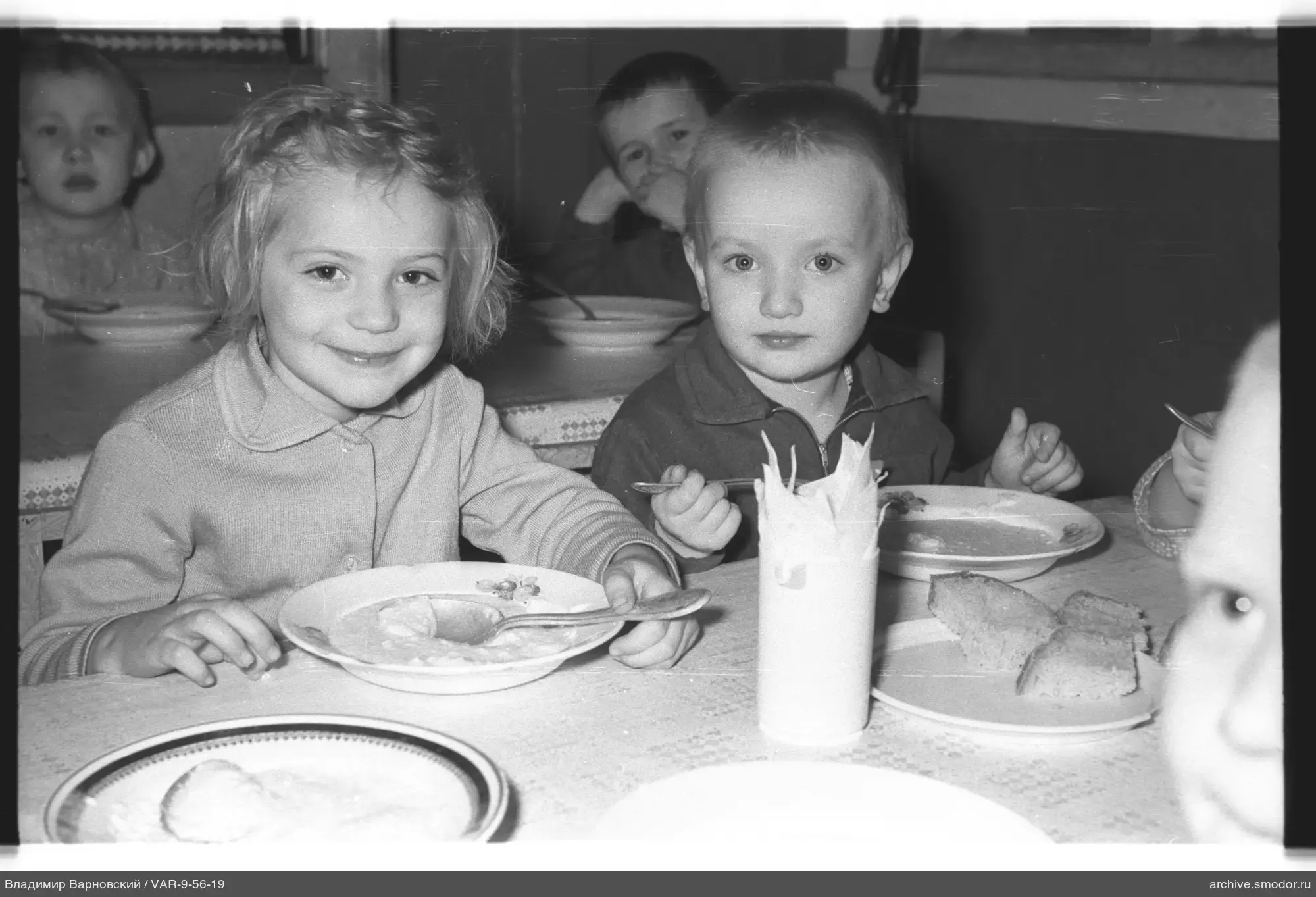 Kinder am Tisch