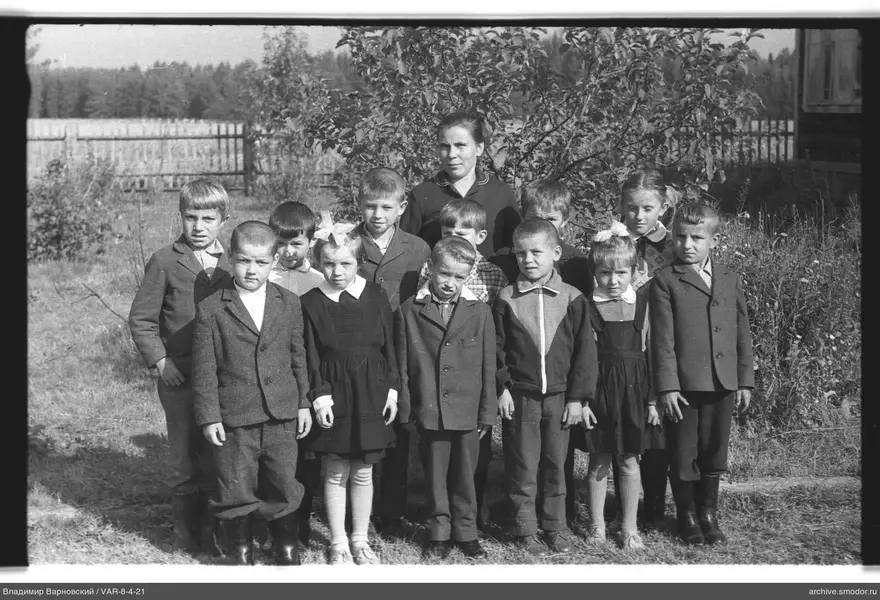 Gruppenporträt mit Kindern und Erwachsener