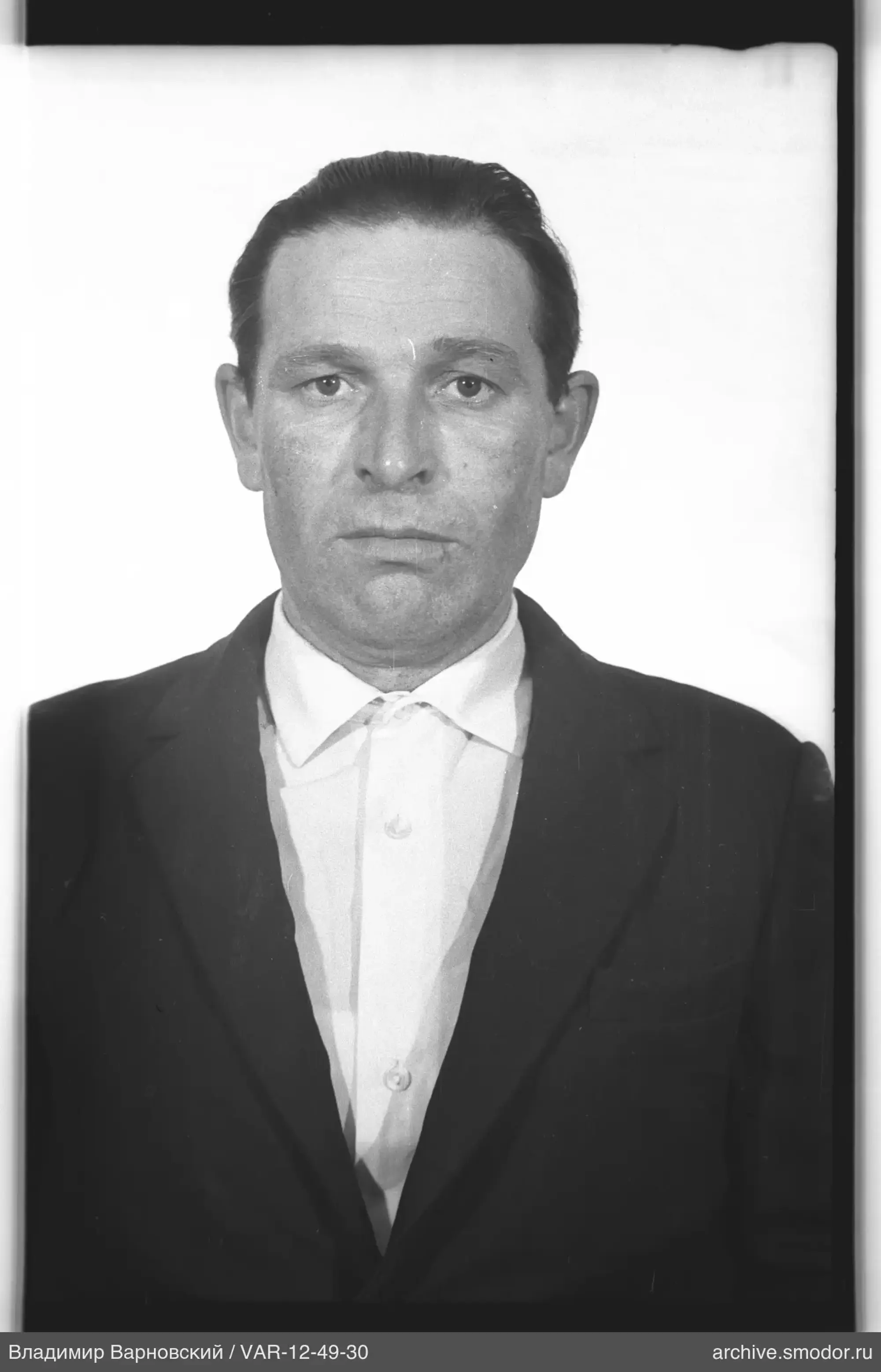 Porträt eines Mannes in dunkler Jacke