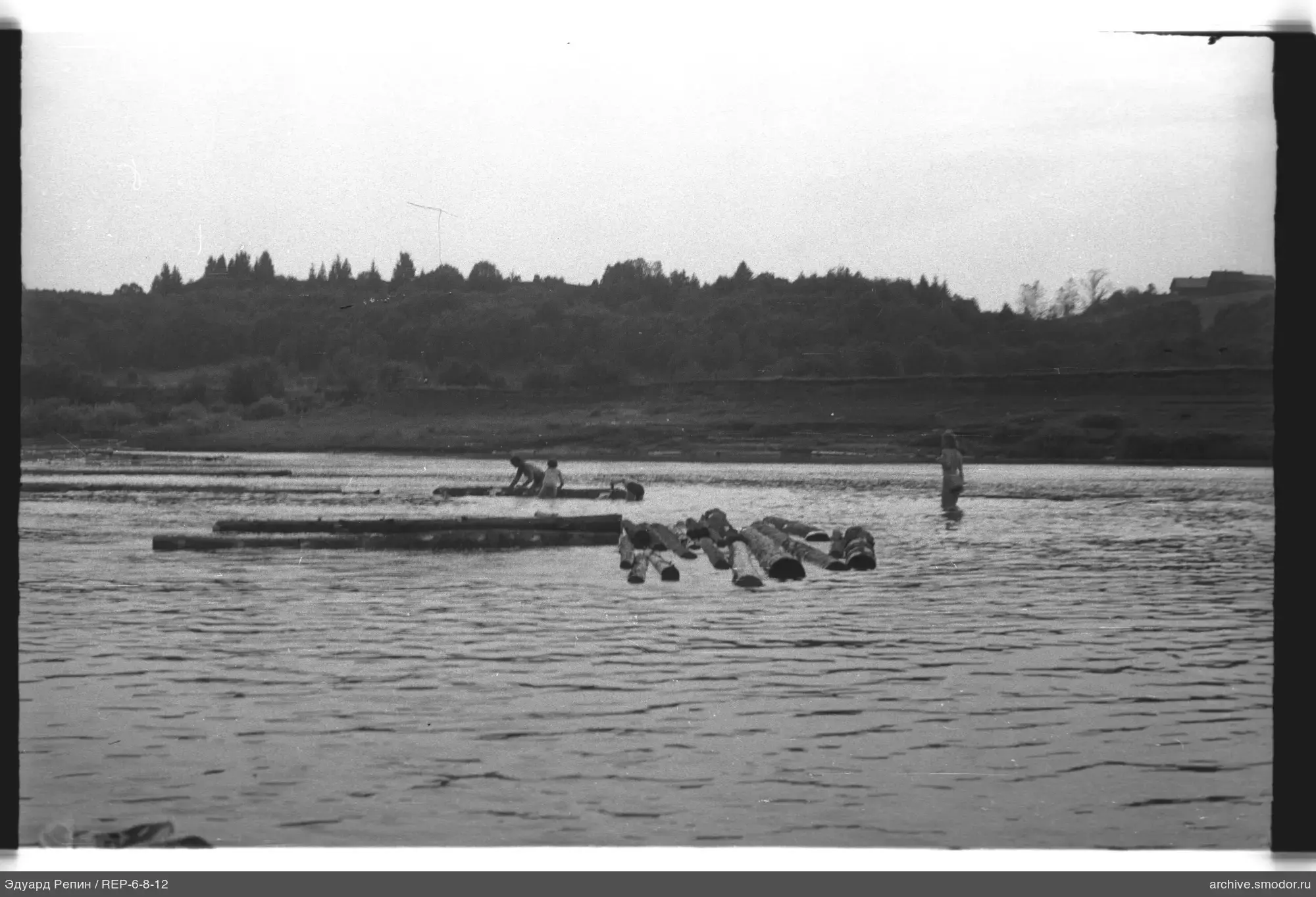 Menschen im Wasser am Ufer