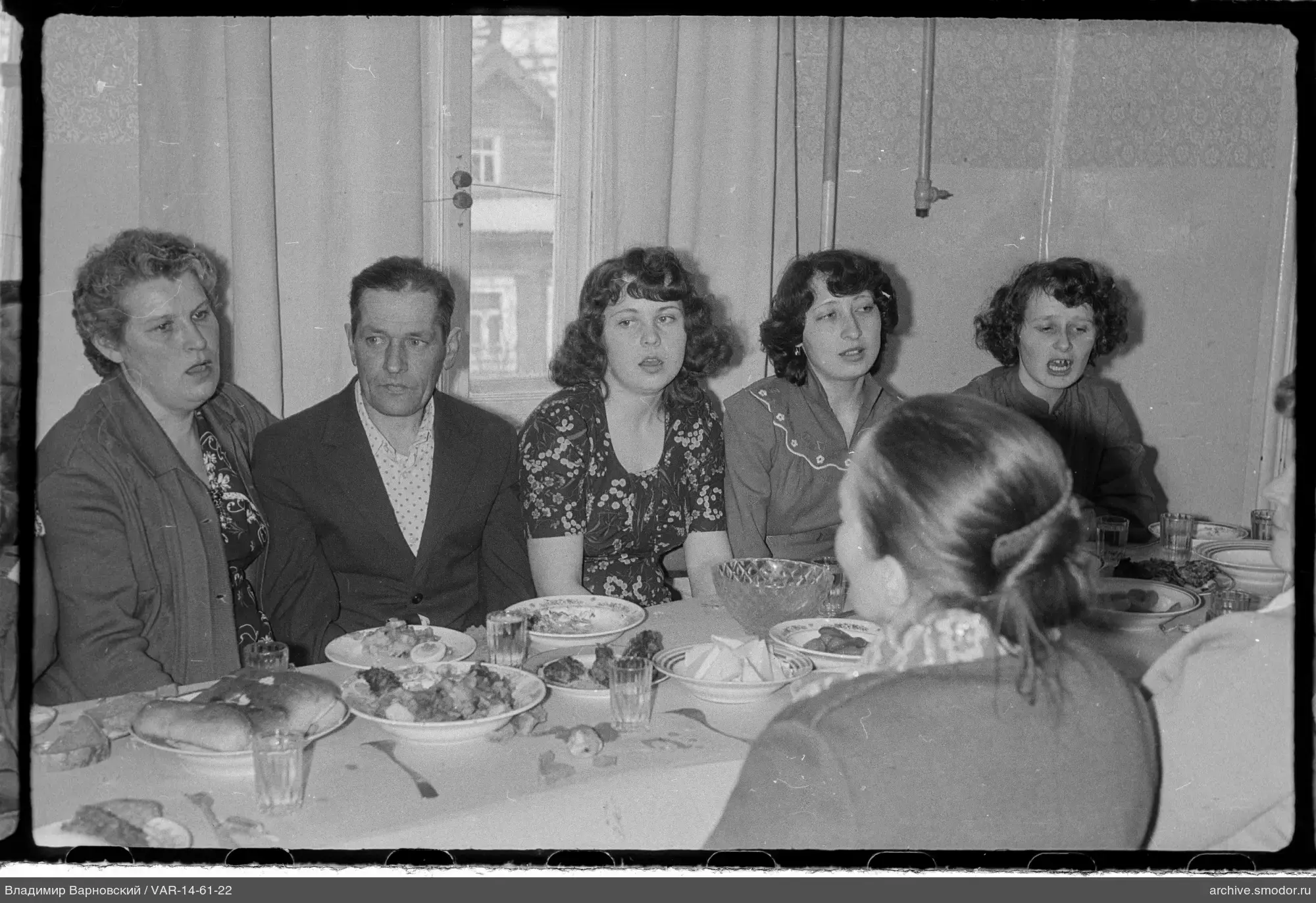 Gruppe am Tisch mit Essen