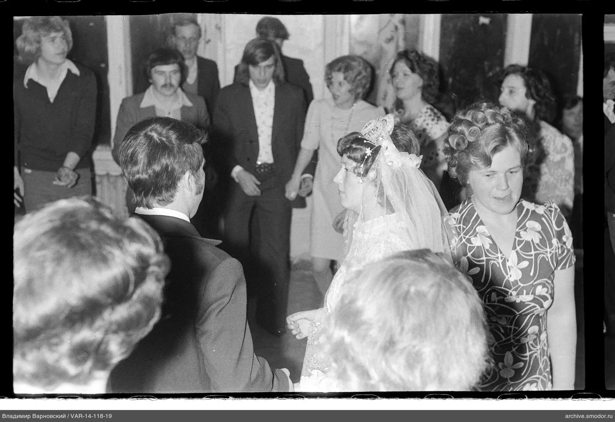 Brautpaar mit Gästen bei der Hochzeit