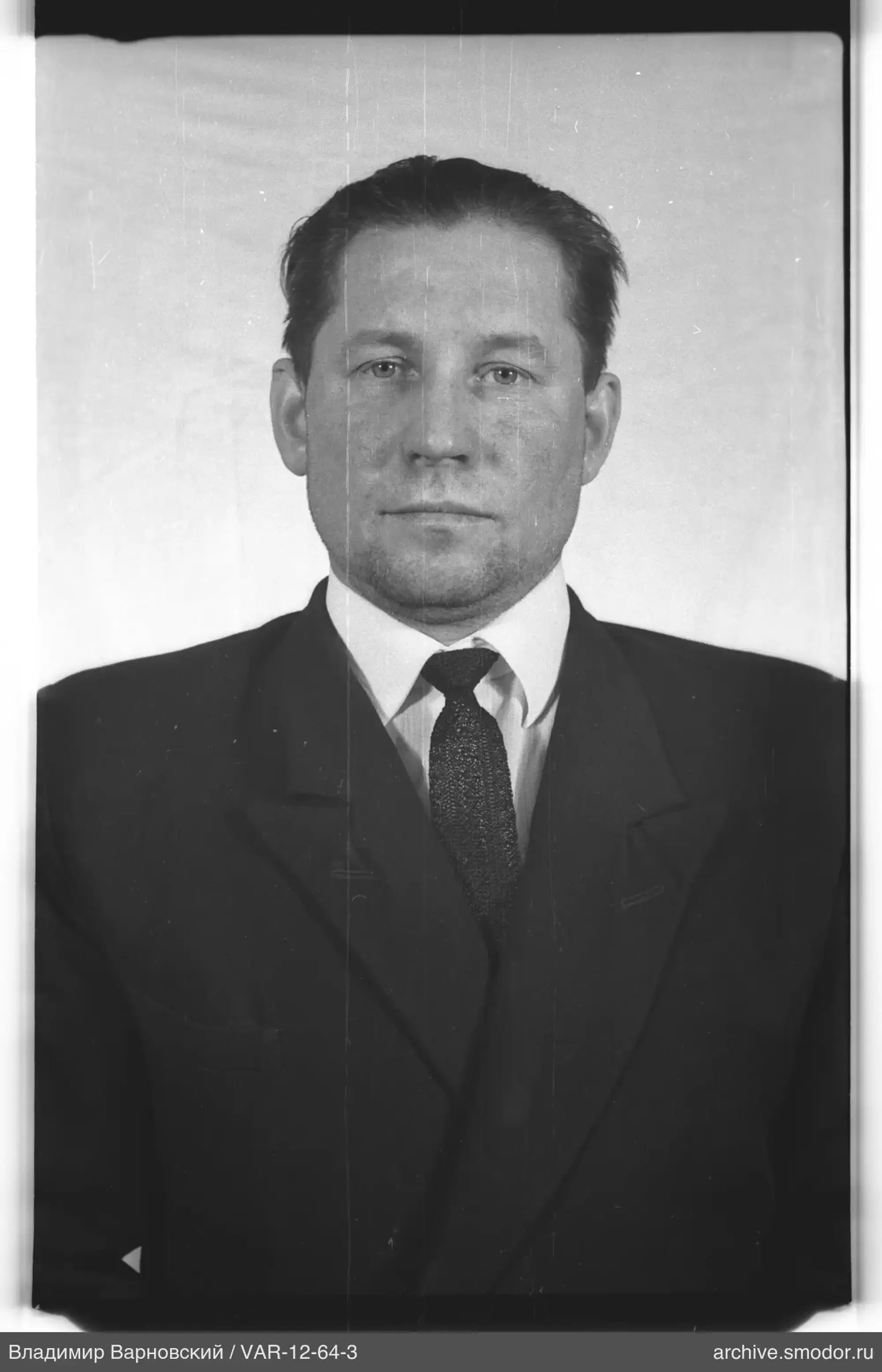 Портрет мужчины в деловом костюме