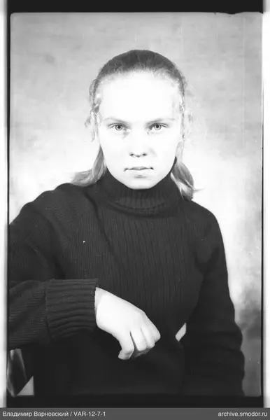 Porträt einer Frau in dunklem Pullover