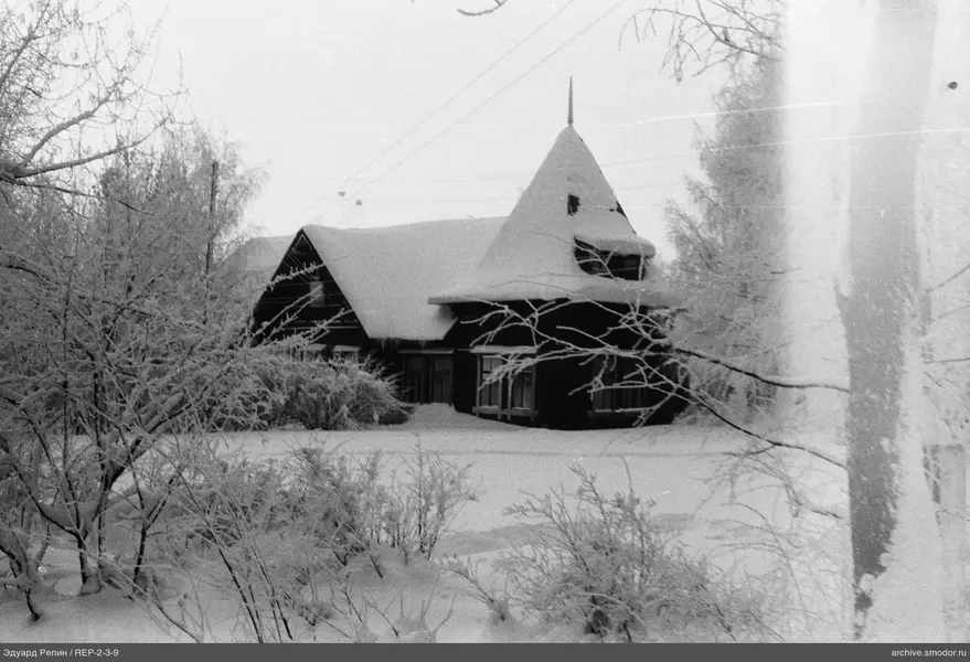 Holzhaus mit schneebedecktem Dach