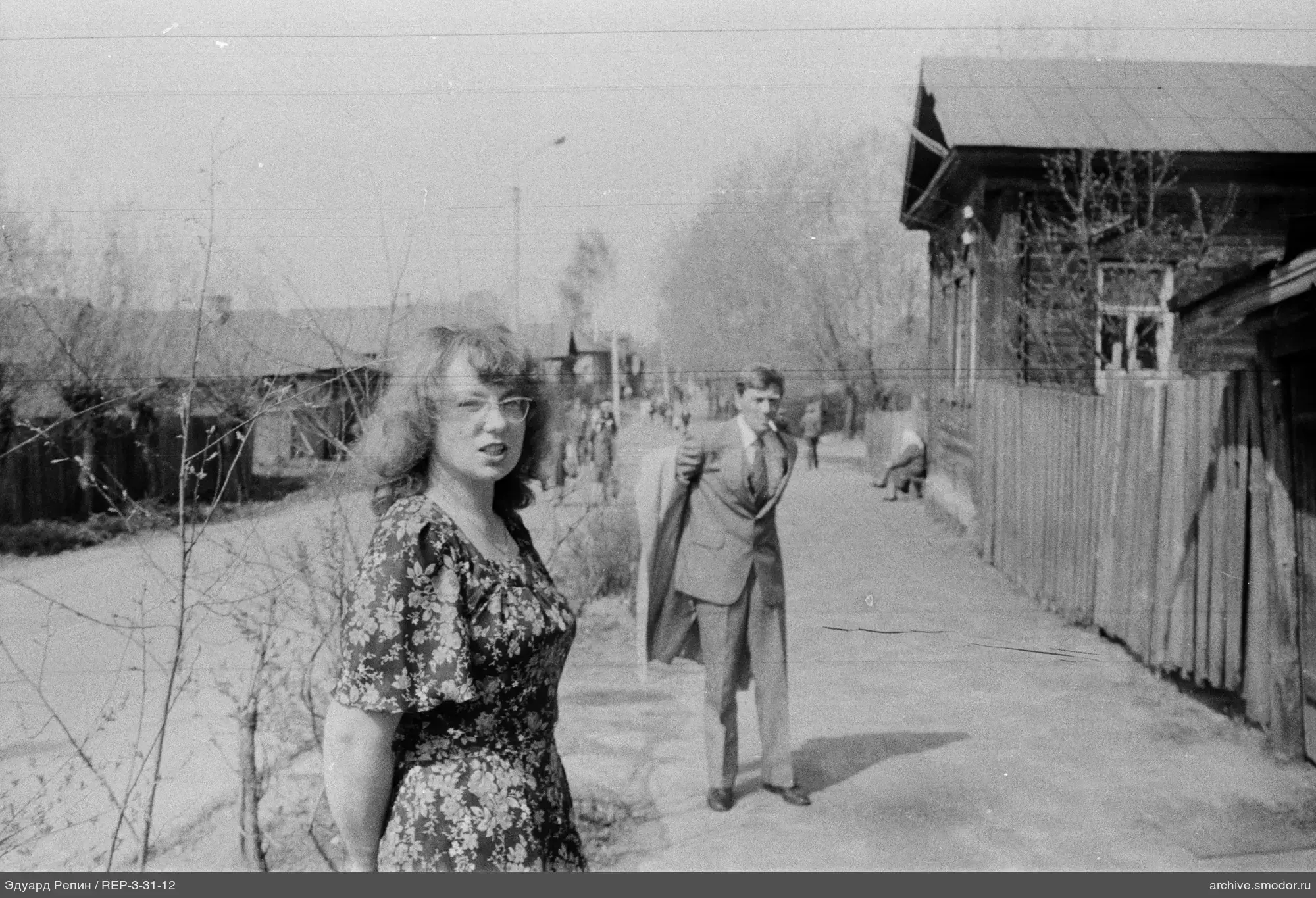 Женщина и мужчина на тротуаре