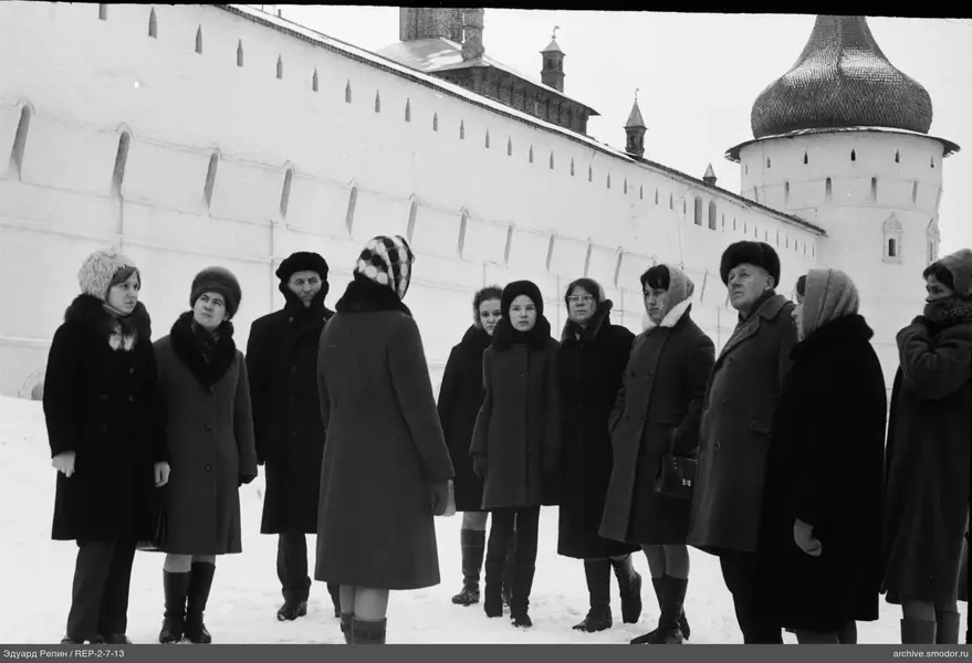 Gruppe im Schnee an einer Turmmauer