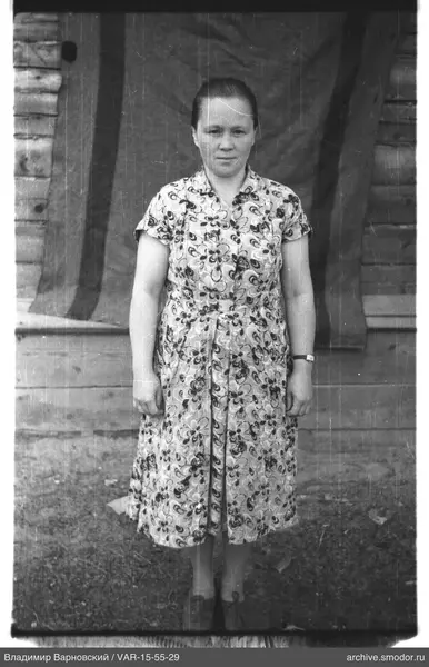 Frau in Kleid mit kurzen Ärmeln