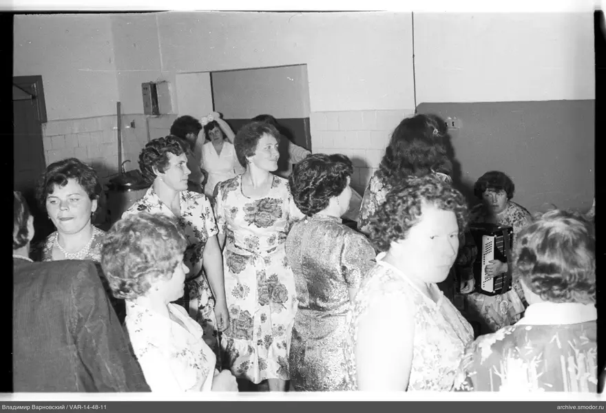 Women in dresses and woman with accordion