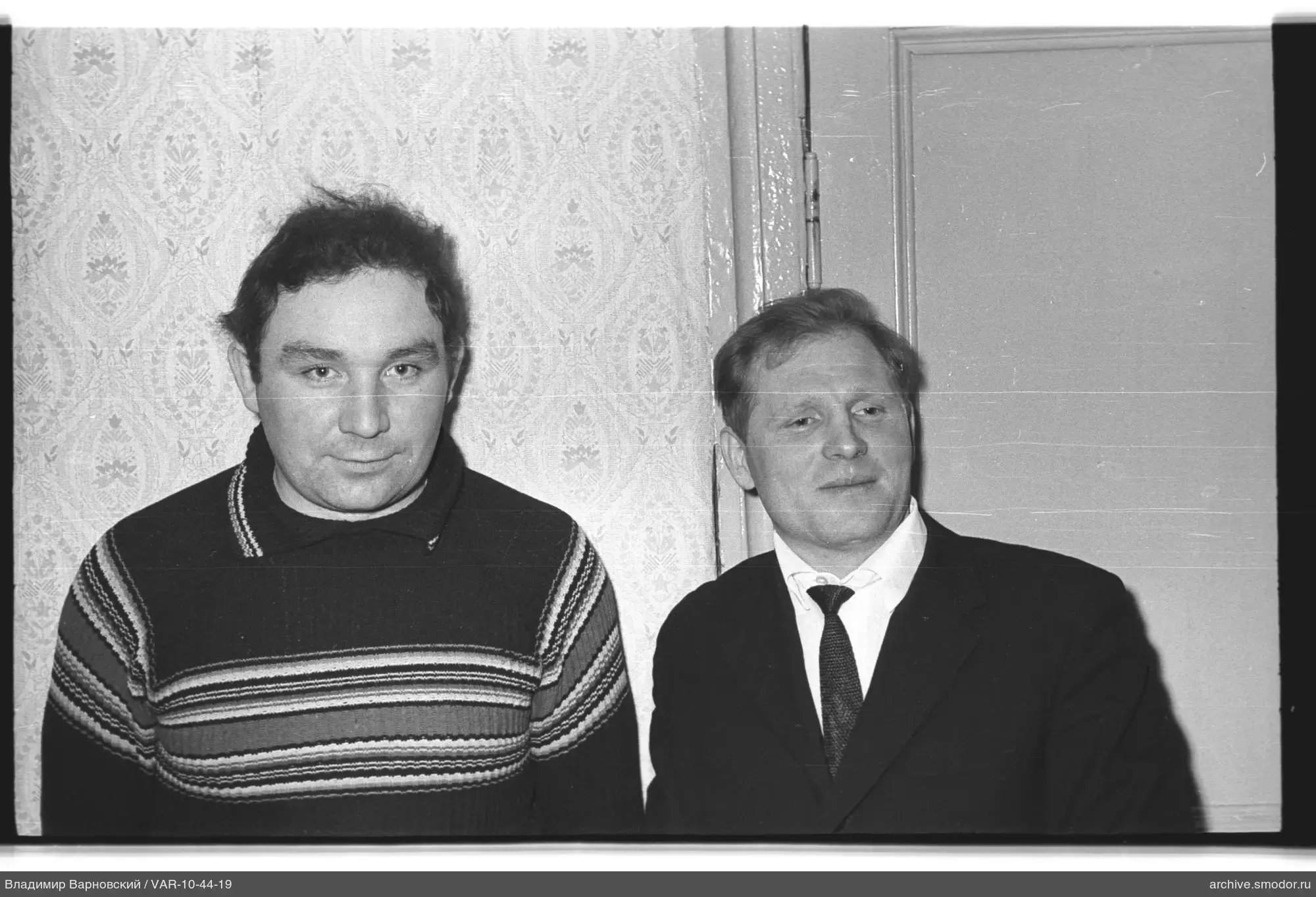Два мужчины на групповой фотопортрет