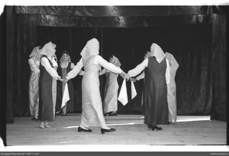 Gruppe von Frauen auf der Bühne