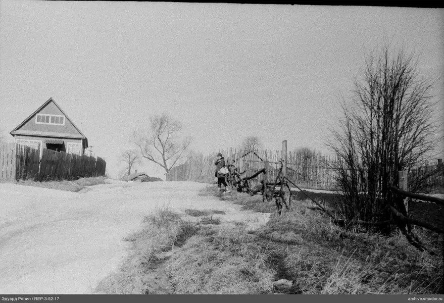 Holzhaus und Menschen auf der Straße