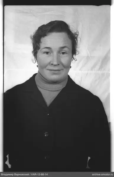 Porträt einer Frau in dunklem Blazer und Pullover