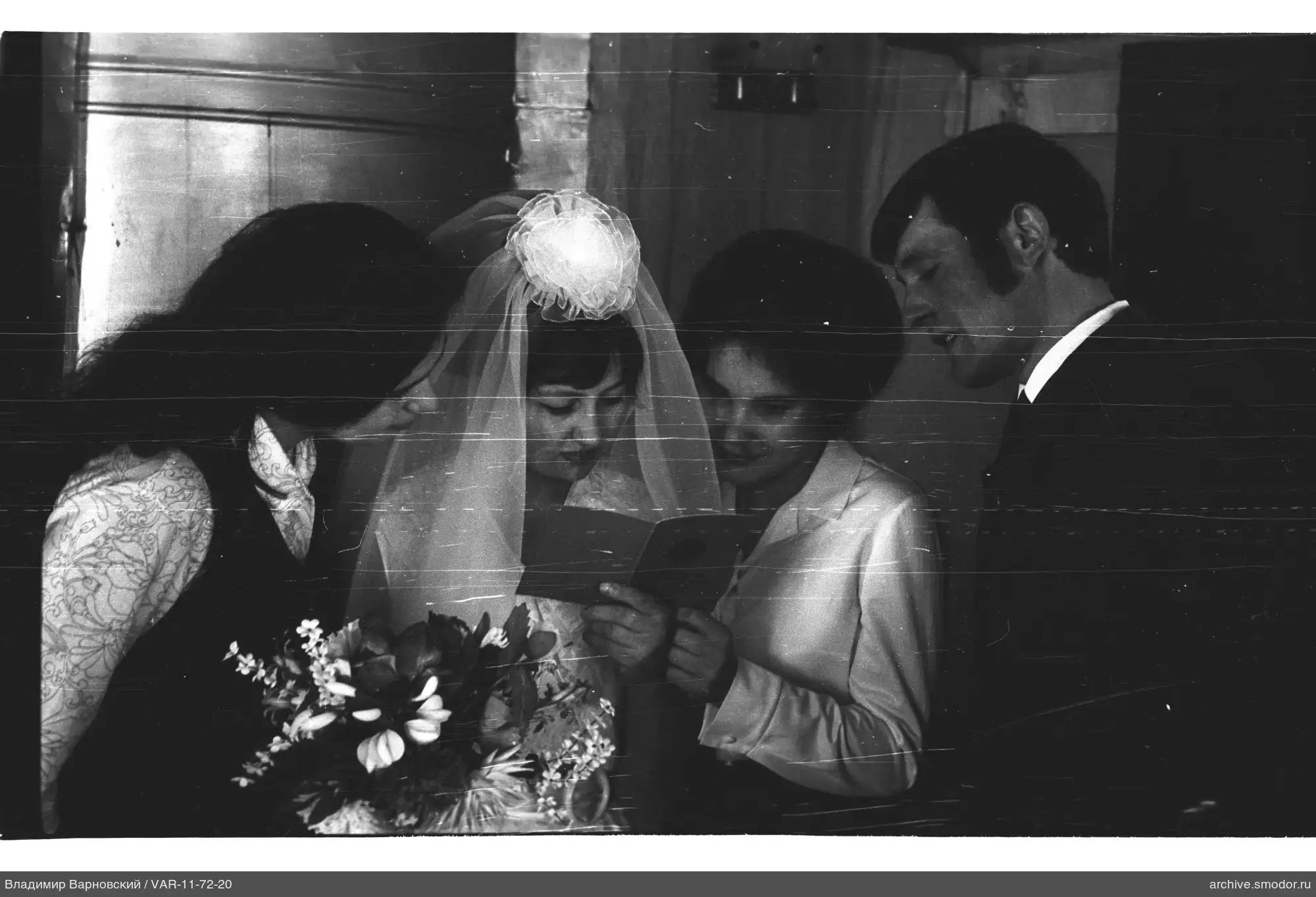 Gruppenfoto mit Frau im Hochzeitskleid