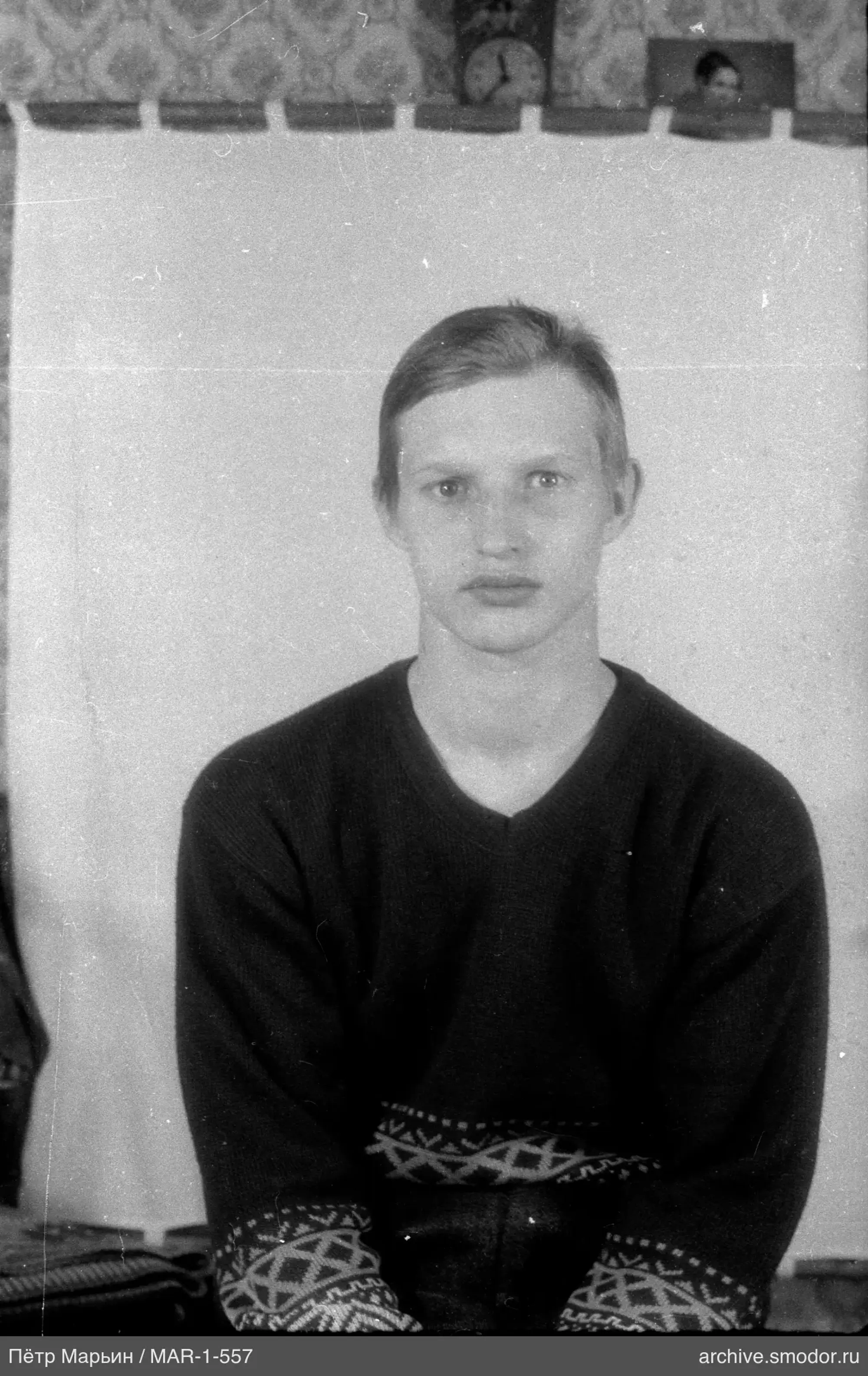 Портрет молодого мужчины в свитере