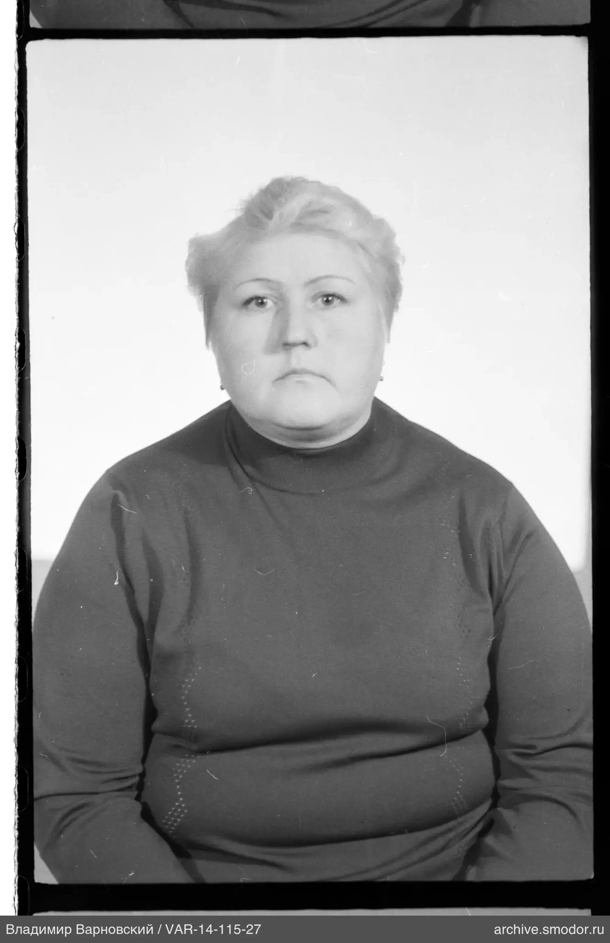 Портрет женщины в тёмном свитере