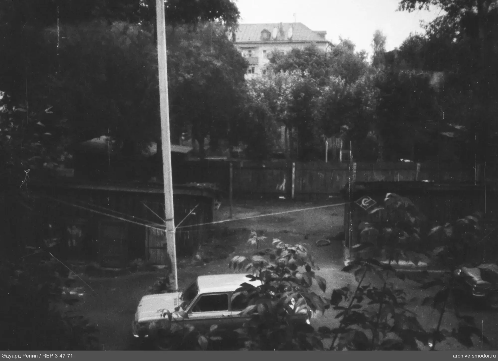 Двор с гаражами и автомобилями