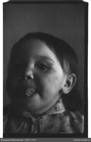 Портрет ребёнка с высунутым языком