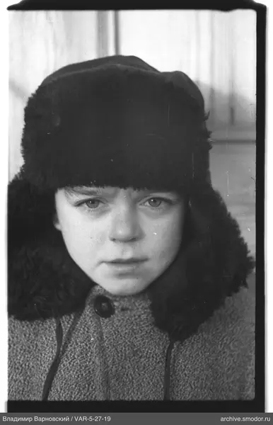 Портрет ребёнка в меховой шапке и пальто
