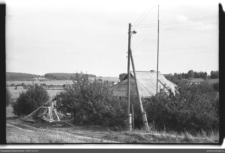Holzhaus mit Stromleitungen