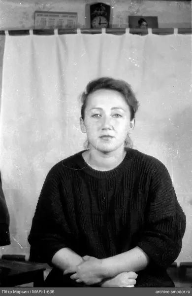 Портрет женщины в тёмном свитере