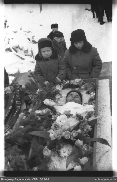 Похорон детей у гроба