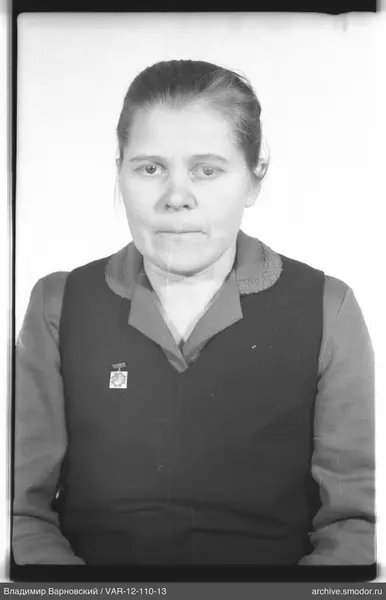 Портрет женщины с значком
