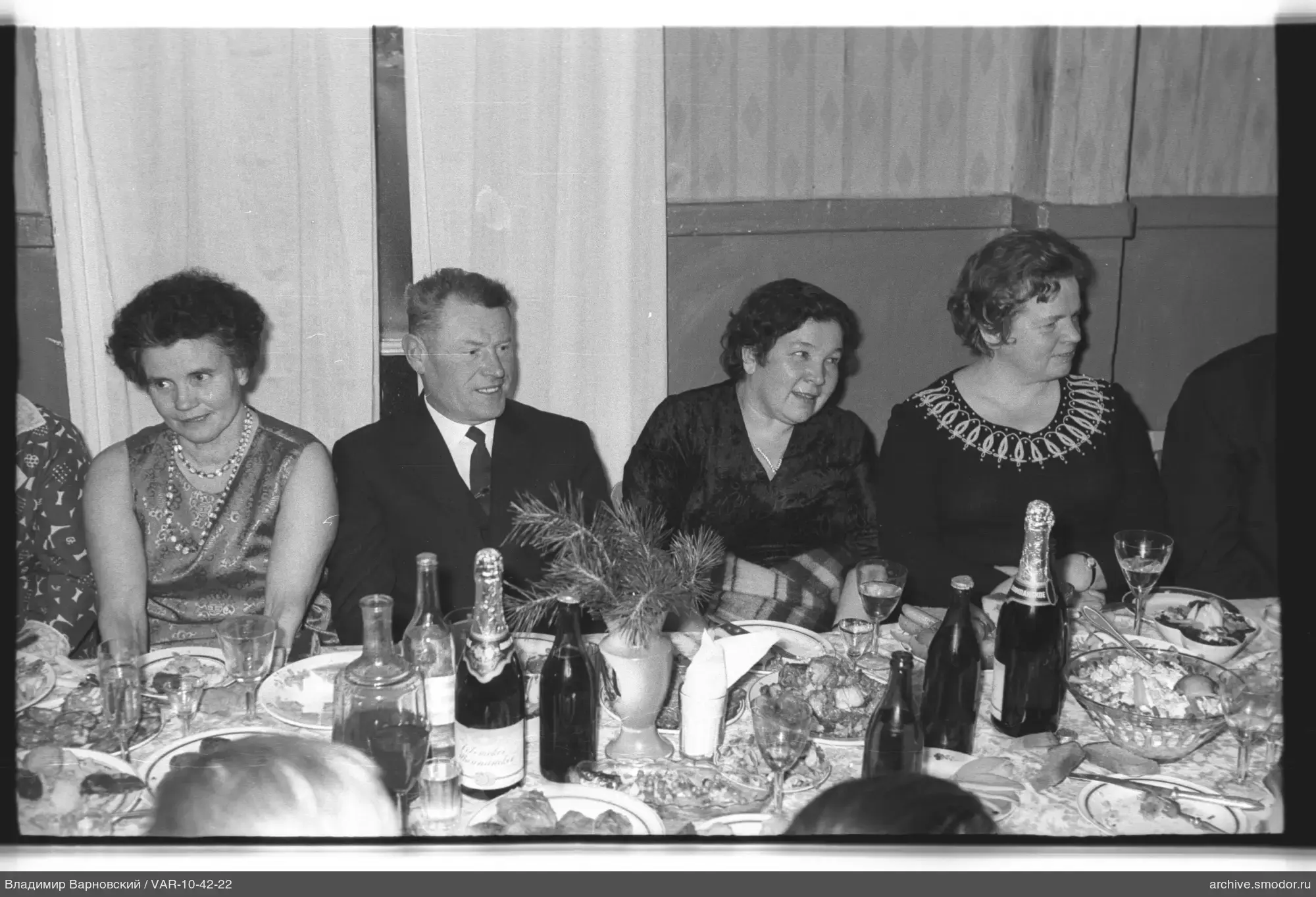 Gruppenporträt am Tisch