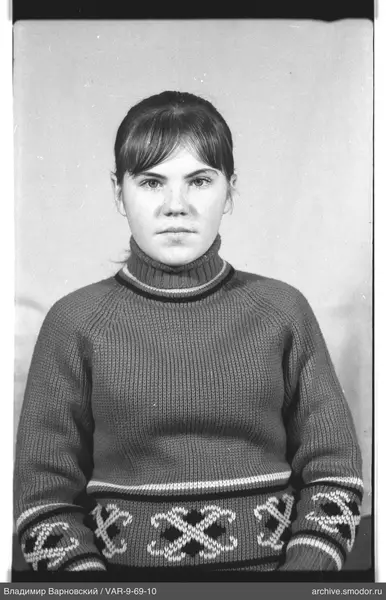 Porträt einer Frau in dunklem Pullover