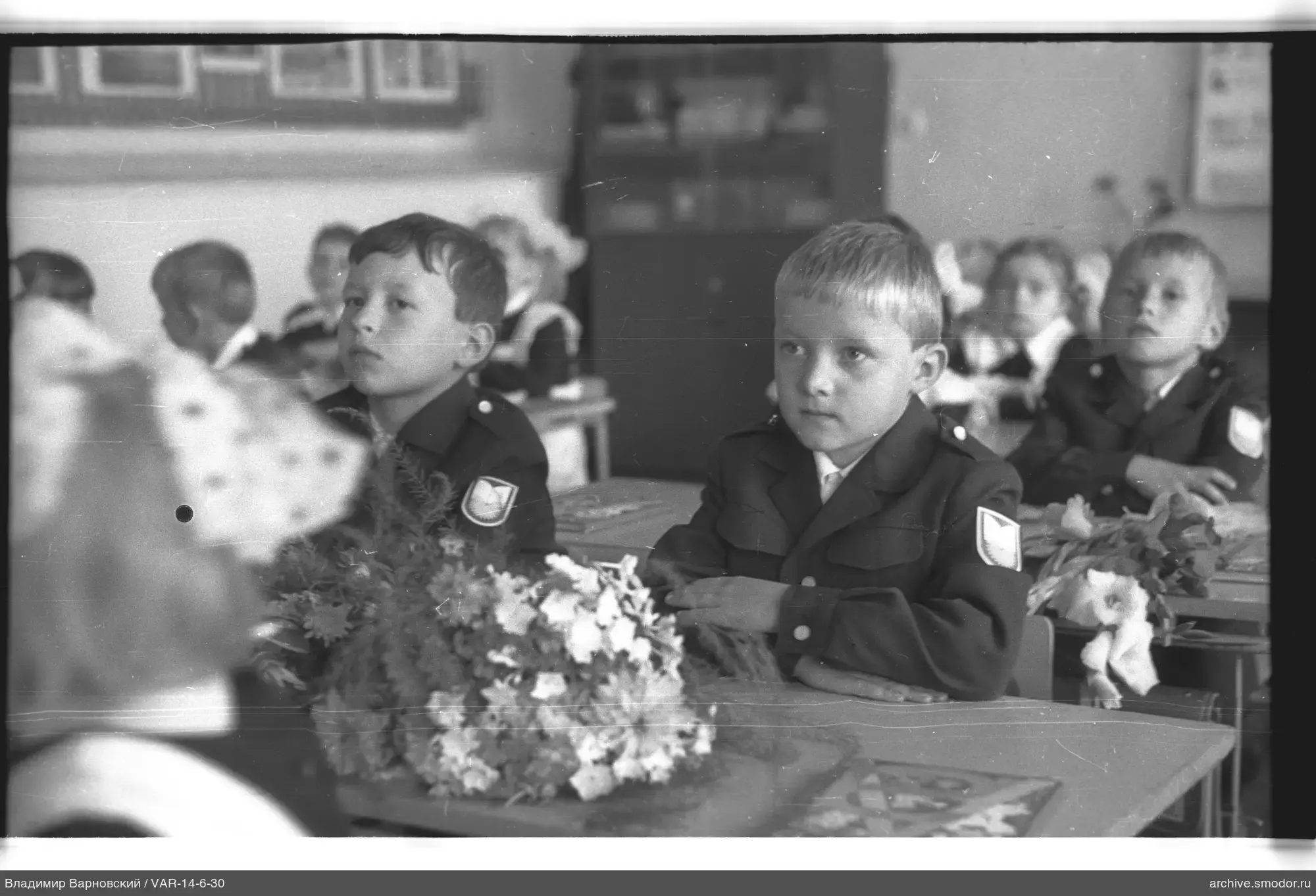 Gruppenporträt von Schuljungen im Klassenzimmer