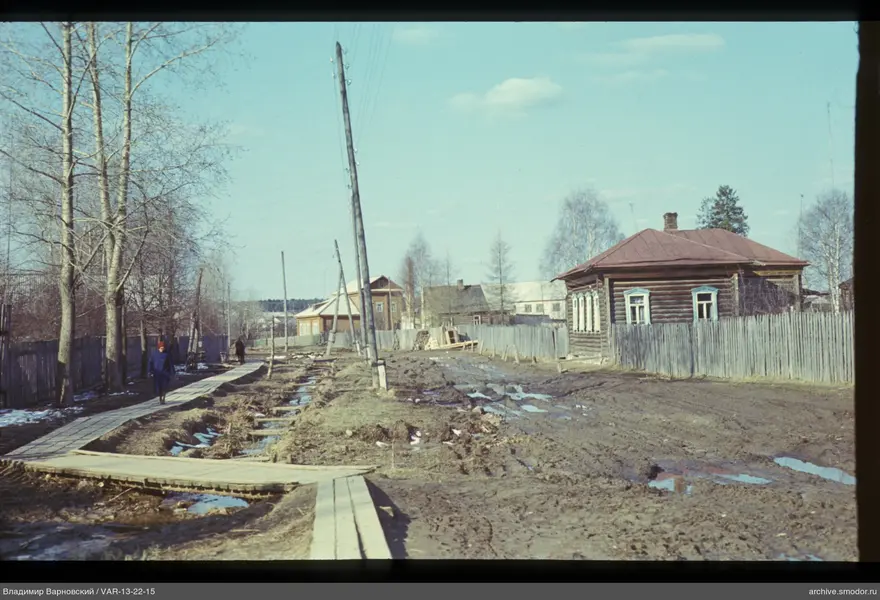 Деревянный дом и женщины на тротуаре