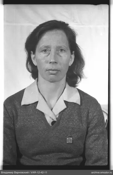 Porträt einer Frau mit Abzeichen am Pullover