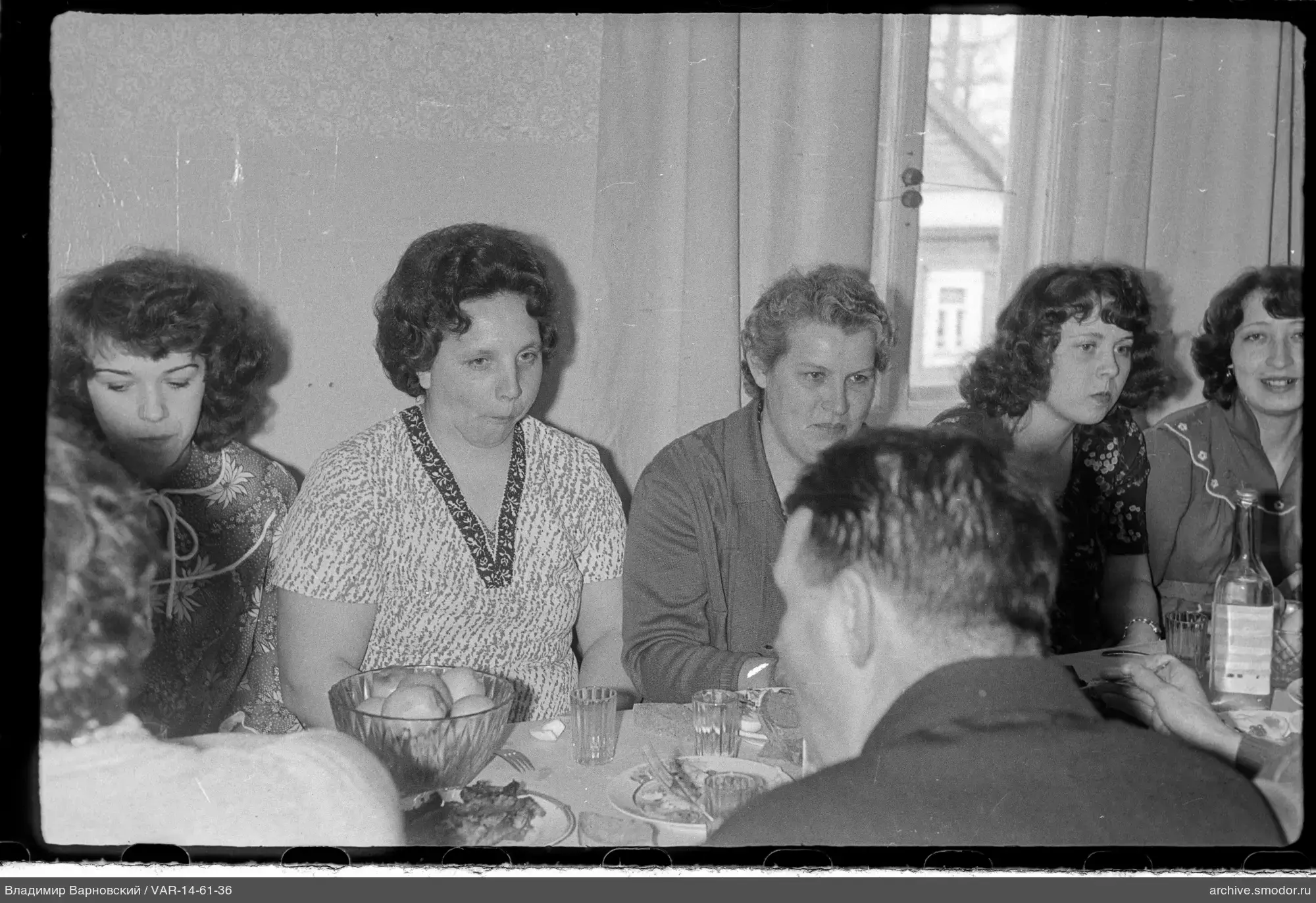 Gruppe am Tisch mit Essen und Geschirr