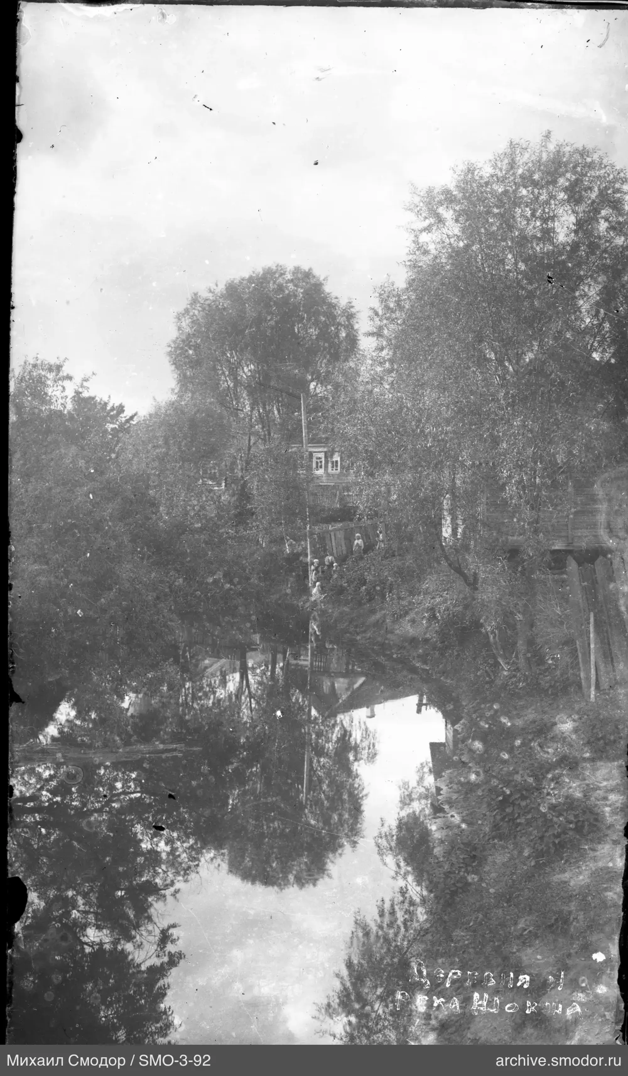 Fluss mit Spiegelungen von Bäumen und Himmel