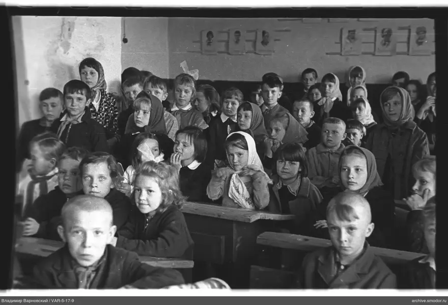 Gruppenporträt von Kindern im Klassenzimmer