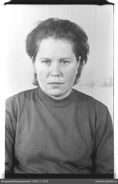 Porträt einer Frau in dunklem Pullover