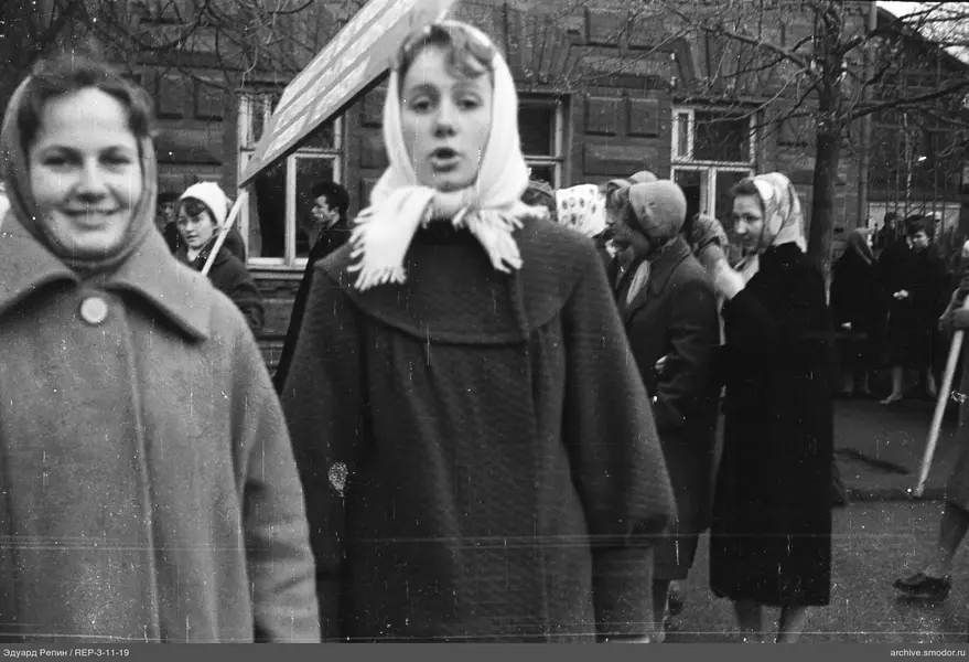 Frauen auf der Straße vor einem Gebäude