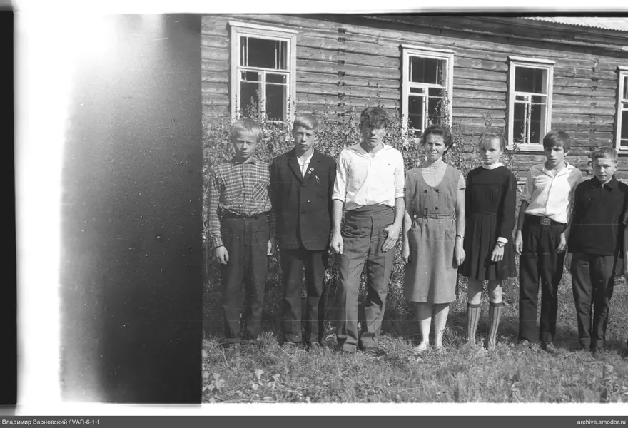 Gruppenporträt vor einem Holzhaus