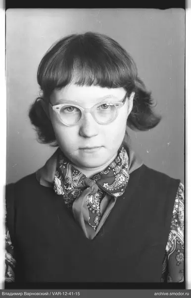 Porträt einer Frau mit Brille und Tuch