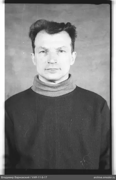 Porträt eines Mannes in dunklem Pullover